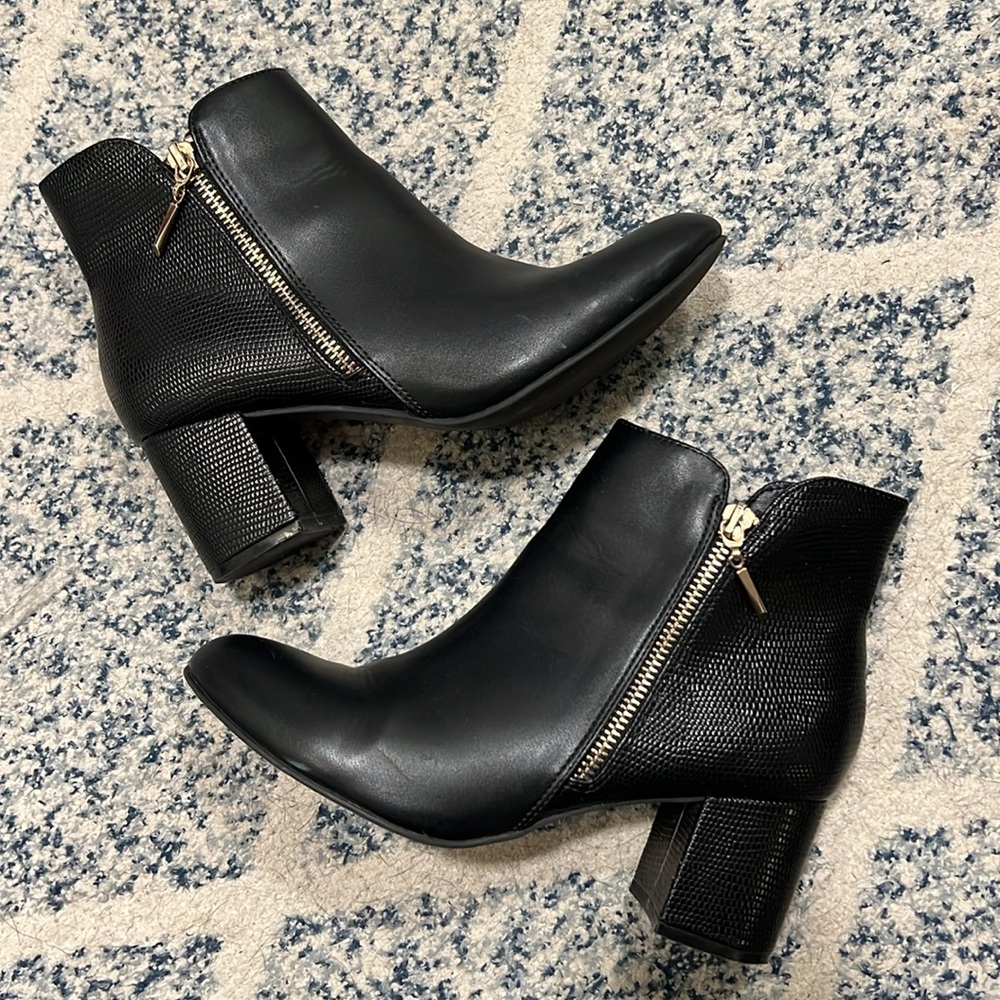 Size 7 Ann Taylor textured booties